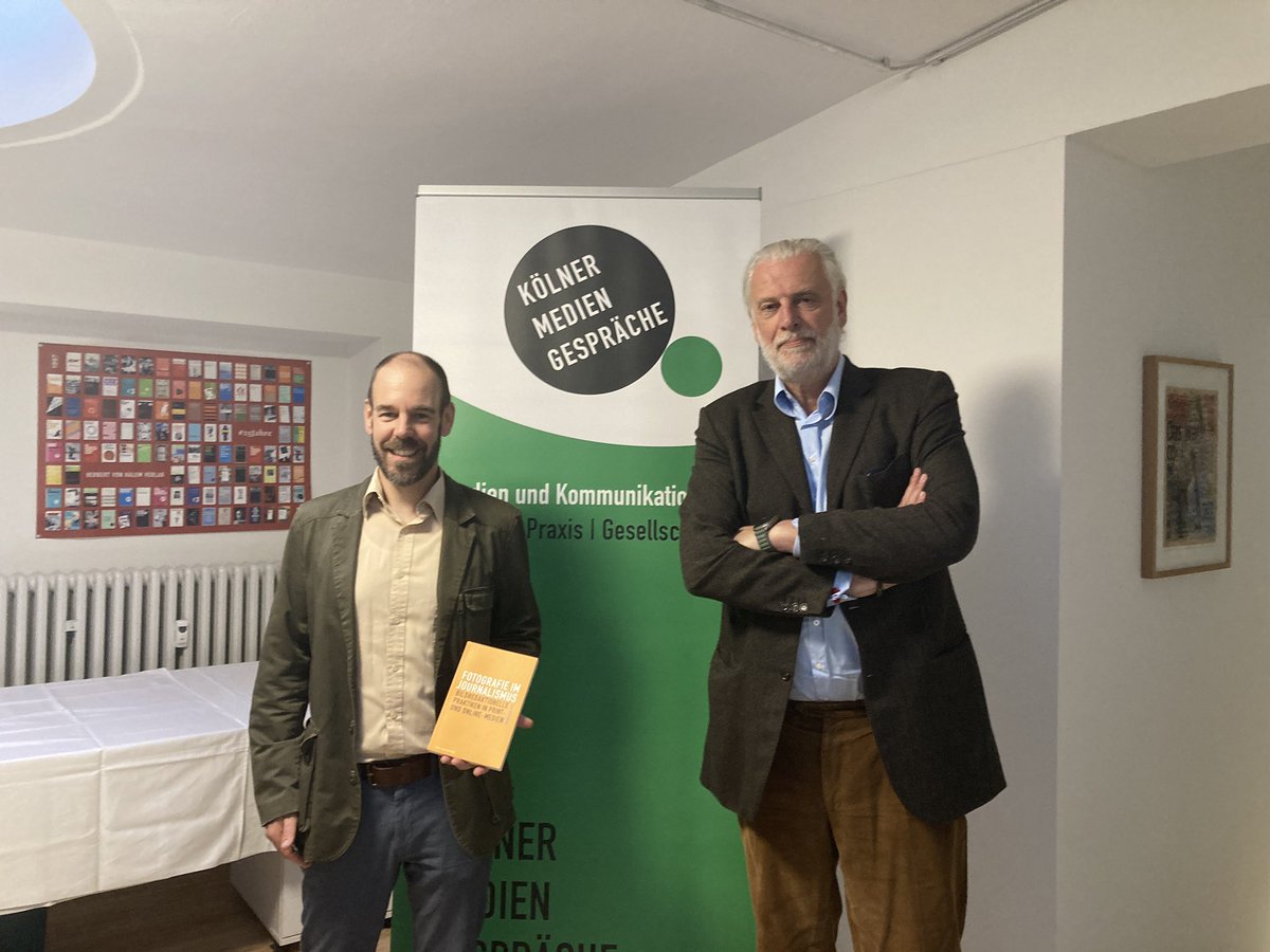 Tolle Buchvorstellung der Publikation  „Fotografie im
Journalismus“ von <a href="/FKoltermann/">Felix Koltermann</a> gestern im Rahmen der Kölner Mediengespräche. Danke an den Verleger Herbert von Halem  und den <a href="/halemverlag/">Herbert von Halem Verlag</a>.
#bildredaktion #bildredaktionsforschung #fotojournalismus