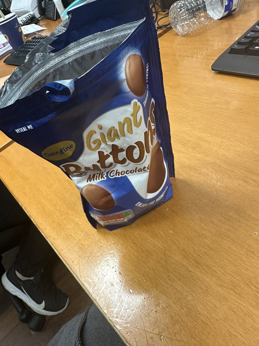 _therisktaker_'s tweet photo. @AldiUK  this is ridiculous it’s mostly air and no buttons sort it out ! https://t.co/3st0YlsAqI