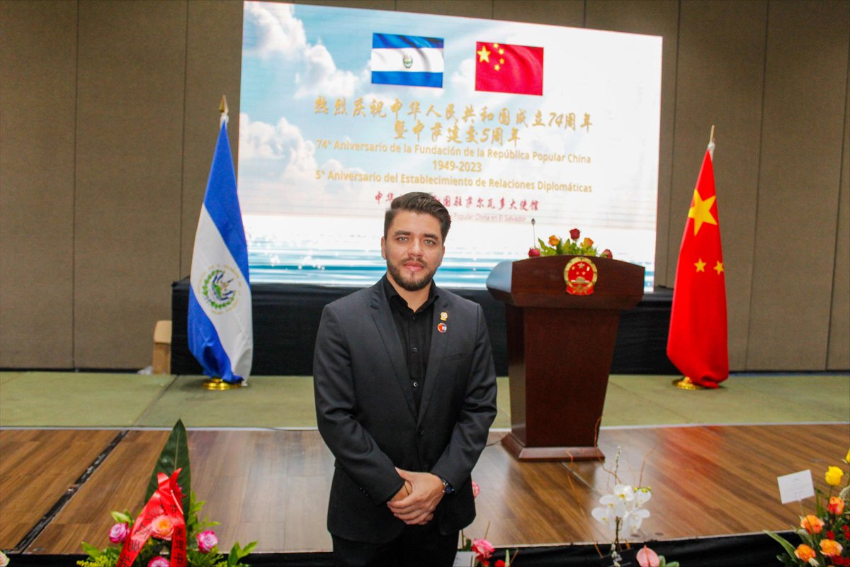 DanielMarquezNI's tweet photo. En representación del Diputado @CarlosHdez_SV del @PARLACEN participamos en la conmemoración de los 74 años de fundación de la República Popular de China. 

Importante continuar fortaleciendo los lazos de amistad y cooperación en beneficio de ambos pueblos.🇸🇻🇨🇳

#AmistadVerdadera https://t.co/XQhiyDTuuv