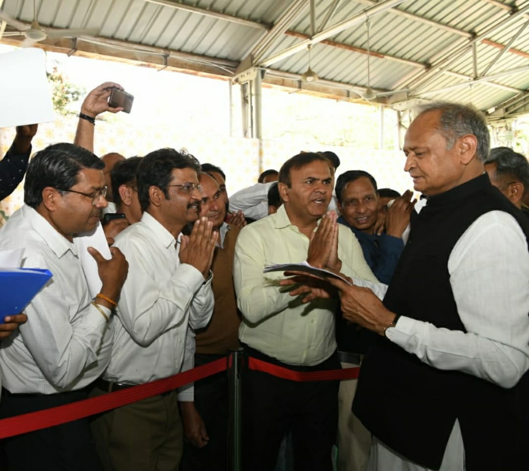 rajensharma1944's tweet photo. @Aamitabh2 आदणीय जननायक यशस्वी मुख्यमंत्री श्री @ashokgehlot51 जी व श्री @plmeenaINC  निःशुल्क जाँच योजना के कर्णधार व कोविड19 के रियल योद्धा #लैब_टेक्नीशियन को देकर  उनका हक #PB2_L11_GP4200 उनका सम्मान @RajCMO @artizzzz @Jitendr10505882 @_lokeshsharma  #LABTECHNICIANS_GP4200 @akhilarora93 https://t.co/HQyysoKREw