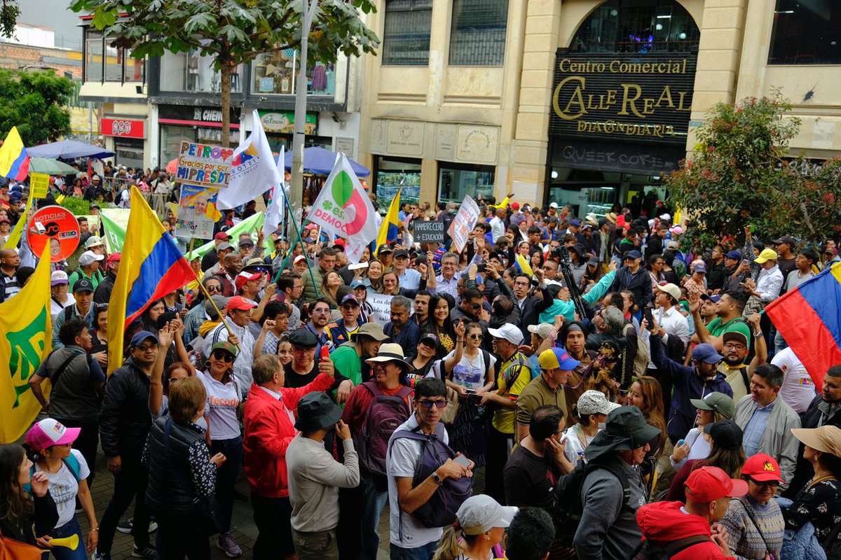 GustavoBolivar's tweet photo. ¿Alguien ve publicidad de #BolivarTuAlcalde, una foto mía o el logo de mi campaña en estas fotos?
¿Alguien me vio en la tarima?
¿El Pte Petro me mencionó en su discurso?
Nada. 
Fui como Gustavo Bolívar, como ciudadano, a respaldar unas reformas en las que creo
#MarchaHistorica https://t.co/lTdO8C4jGS