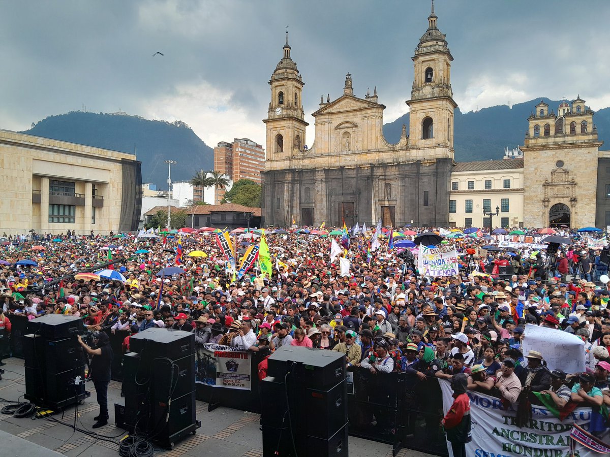 GustavoBolivar's tweet photo. ¿Alguien ve publicidad de #BolivarTuAlcalde, una foto mía o el logo de mi campaña en estas fotos?
¿Alguien me vio en la tarima?
¿El Pte Petro me mencionó en su discurso?
Nada. 
Fui como Gustavo Bolívar, como ciudadano, a respaldar unas reformas en las que creo
#MarchaHistorica https://t.co/lTdO8C4jGS
