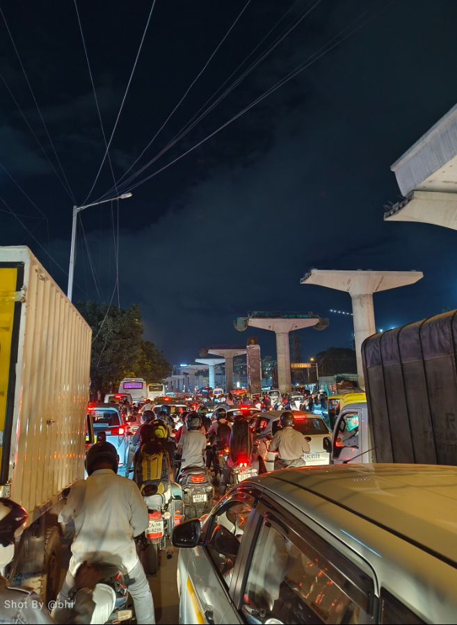 IndexKarnataka's tweet photo. Just 1 day of herd mentality outflow has choked #ORR + #Metro construction on same road..

Things that gonna change #ORR :
1. #NammaMetro 
2. #CDPRoad 

Hope @DKShivakumar @siddaramaiah focuses on faster execution.. especially #CDPRoad (more blockades here)
#BengaluruTraffic https://t.co/kqlXElaubC