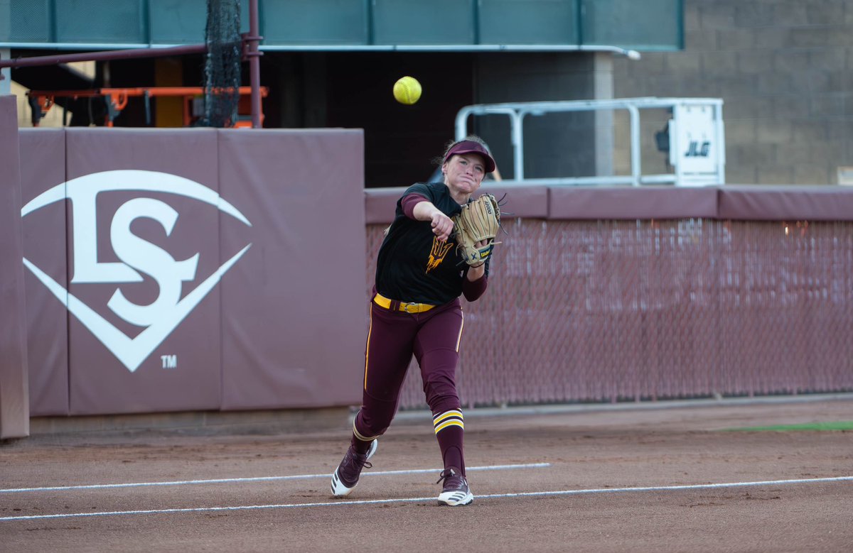 PhotoSilvas's tweet photo. Glad to be back out at Farrington for @sundevilsb 🥎! Game one of the 2023/2024 Fall ball season.
#season9📸🥎
#softballisback https://t.co/WUS51El3VX