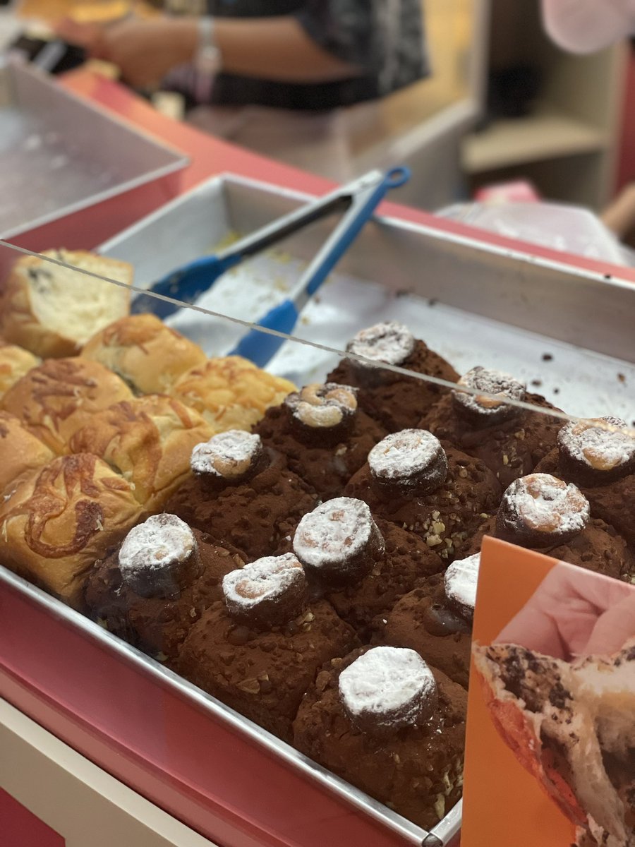 LaBombandthings's tweet photo. Sussus 8/10 ความอร่อย ความแน่น ความหลากหลายมีหมด ติดนิดเดียวราคาเจ็บกระดองใจ ร้านไม่มีที่นั่งให้ซื้อกลับ ตอนกินระวังหน่อย ความหน้าขนมปังมันล้นกินไปเลอะเทอะน่าดูเลย 🥹 #aroi #อร่อยบอกต่อ #รีวิวคาเฟ่ https://t.co/RxMvwsAsww