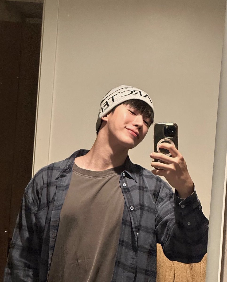 wonhosfIash's tweet photo. Like a cute teenager https://t.co/OW06qButPX
