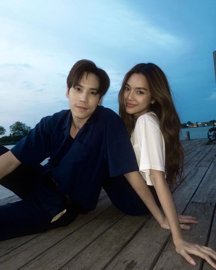 ” ปราง กัญญ์ณรัณ ได้โพสต์ภาพคู่ “เจษ เจษฎ์พิพัฒ” เพื่อโปรโมตละครเหมือนเช่นทุกครั้ง แต่ครั้งนี้กลับเรียกความฟินได้เป็นแถว อาจจะเพราะด้วยอินต่อมาจากละคร

โดยภาพที่ถ่ายออกมานั้น หลายคนต่างพูดเป็นเสียงเดียวกันว่า ฟีลแฟนมาก

#กระตุกต่อมเผือก #เจษปราง