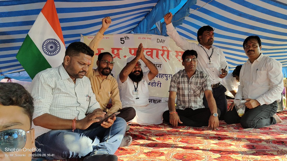 Anil Solanki (@anil_solanki773) on Twitter photo *ए मरहूम हुकूमत के हुकुमरानों को कह दो....पटवारी आज भी हड़ताल पर है कल भी रहेगा जब तक 2800 gp नहीं मिलेगा तब तक रहेगा*
#पटवारी_आमरण_अनशन
#आमरण_अनशन
#पटवारी_सोहन_साहू
#मध्यप्रदेश
<a href="/Sohansahu94/">Sohan Sahu(प्रदेशाध्यक्ष,म.प्र.पटवारी कल्याण संघ)</a>
<a href="/mppatwarisangh/">मध्यप्रदेश पटवारी संघ भोपाल</a>
<a href="/aajtak/">AajTak</a>
<a href="/JansamparkMP/">Jansampark MP</a> *ए मरहूम हुकूमत के हुकुमरानों को कह दो....पटवारी आज भी हड़ताल पर है कल भी रहेगा जब तक 2800 gp नहीं मिलेगा तब तक रहेगा*
#पटवारी_आमरण_अनशन
#आमरण_अनशन
#पटवारी_सोहन_साहू
#मध्यप्रदेश
<a href="/Sohansahu94/">Sohan Sahu(प्रदेशाध्यक्ष,म.प्र.पटवारी कल्याण संघ)</a>
<a href="/mppatwarisangh/">मध्यप्रदेश पटवारी संघ भोपाल</a>
<a href="/aajtak/">AajTak</a>
<a href="/JansamparkMP/">Jansampark MP</a>