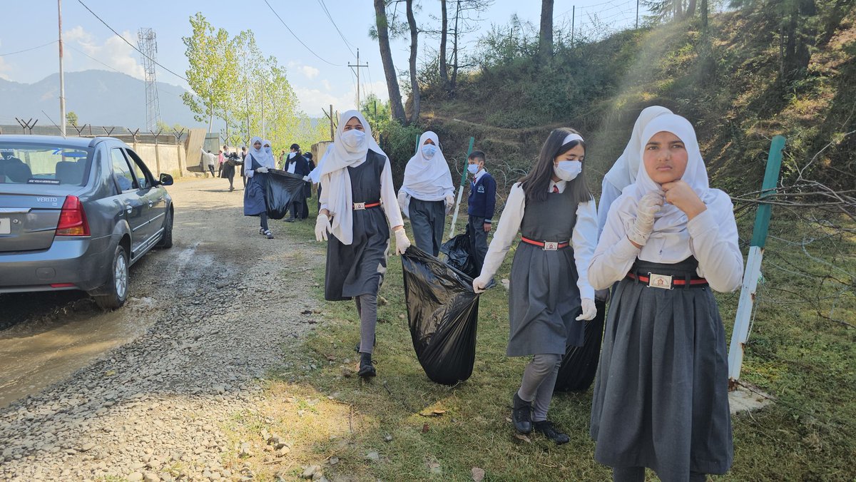 KupwaraTerriers's tweet photo. #IndianArmy Celebrated the world tourism Day and World Environment #HealthDay with Students at Kupwara
#KupwaraTerriers
#CLX
#healthcare
#AGSWayne
#Kupwara
#Kashmir
#WorldTourismDay
@manojsinha_
@adgpi @NorthernComd_IA https://t.co/se5YYe82kO