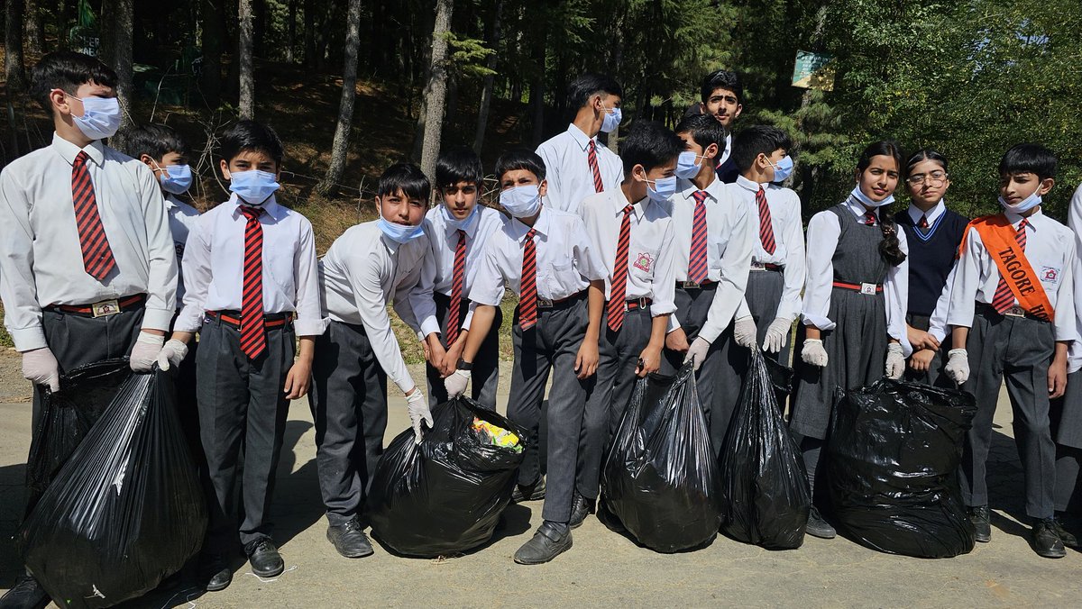 KupwaraTerriers's tweet photo. #IndianArmy Celebrated the world tourism Day and World Environment #HealthDay with Students at Kupwara
#KupwaraTerriers
#CLX
#healthcare
#AGSWayne
#Kupwara
#Kashmir
#WorldTourismDay
@manojsinha_
@adgpi @NorthernComd_IA https://t.co/se5YYe82kO