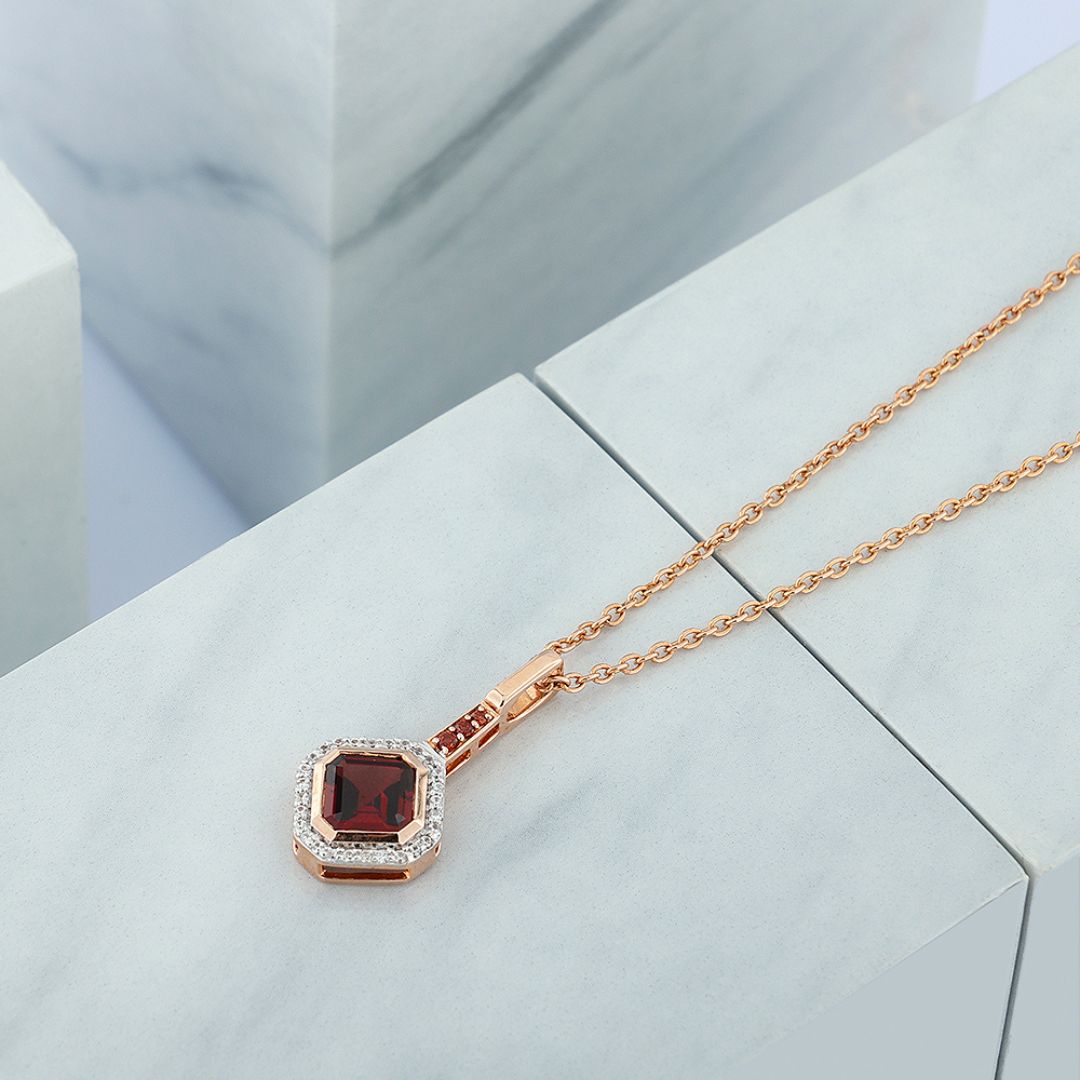 CocreateConnect's tweet image. Who says you can&apos;t mix vintage and modern styles?
This Art Deco garnet pendant is the perfect example of how to do it right. The intricate details and deep red hue give major Gatsby vibes, while the geometric shape keeps it feeling fresh and current!

#rhodolite #garnet