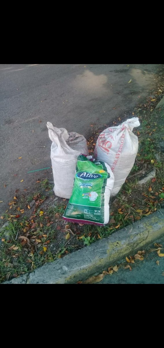El vecino irresponsable que dejó estas bolsas de Escombros en Quintas del Norte, agradecemos retirarlas o se las llevamos a su casa <a href="/alc_naguanagua/">Alcaldía de Naguanagua</a> <a href="/polinagua/">PoliciadeNaguanagua</a> <a href="/red_vecinos/">Red Vecinos de Naguanagua</a> <a href="/quintas_norte/">Vecinos Quintas Del Norte</a> <a href="/GranjaActiva/">La Granjas Quintas Activa</a> <a href="/INSTANAGUA/">INSTANAGUA</a>
