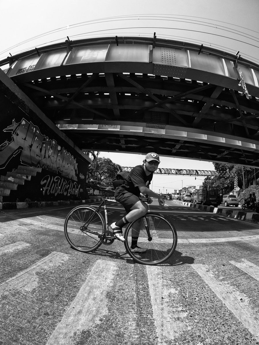 adika_et's tweet photo. PEPANASH
.
#fixedgear #yogyakartafixedgear #photophoto #thursday https://t.co/tCddQ6oShe