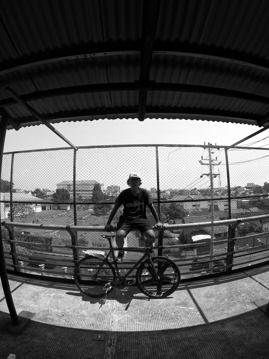 adika_et's tweet photo. PEPANASH
.
#fixedgear #yogyakartafixedgear #photophoto #thursday https://t.co/tCddQ6oShe