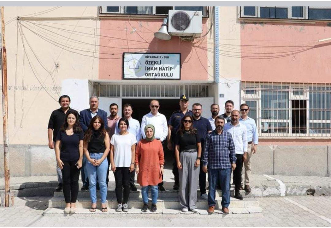 Sayın Kaymakamımız ve Belediye Başkan V. Asım Solakın okulumuza yapmış olduğu ziyaret için teşekkür ederiz.<a href="/Murat4Kucukali/">Murat Küçükali</a>  <a href="/asimsolak/">Asım Solak</a> <a href="/ErnezDemir/">Demir Ernez</a> <a href="/tekdemiRamazan/">Ramazan Tekdemir</a>