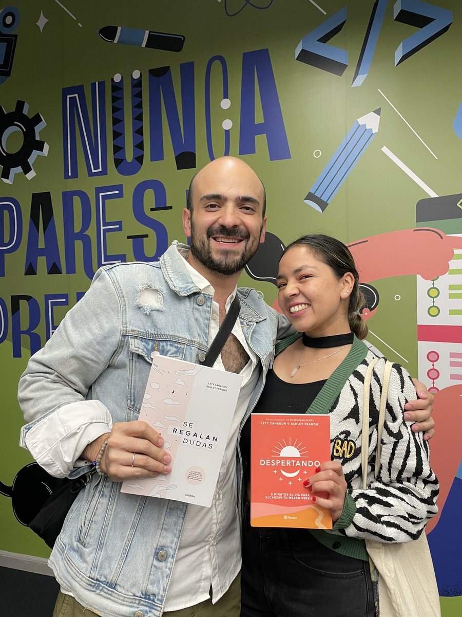 ✨ El primer día de “Se Regalan Dudas: Episodios en vivo” ha terminado en Bogotá 🇨🇴 y nosotras tenemos el corazón bien llenito de amor por todo lo que vivimos hoy 💖. ¡Gracias a todas las personas que vinieron, por su energía y por regalarnos sus dudas! Nos vemos mañana 👋