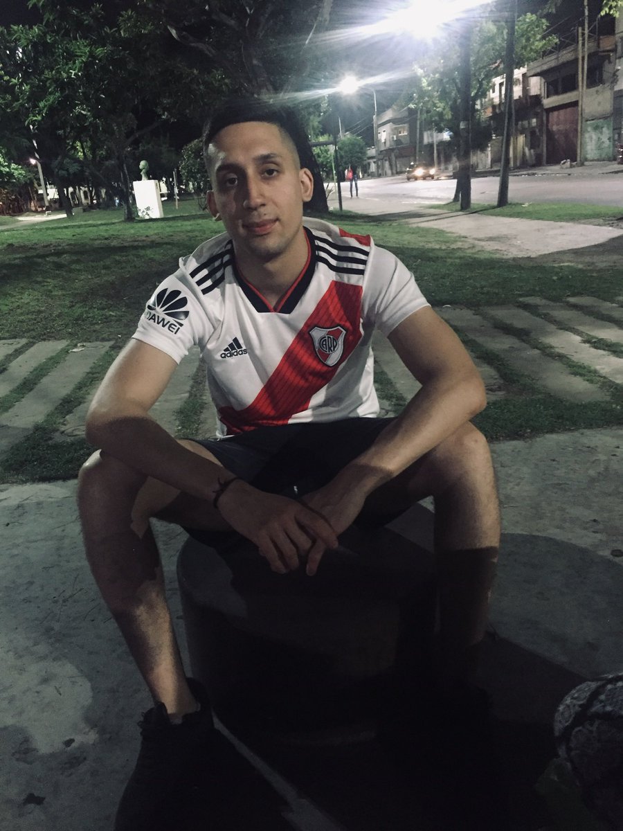 alangroberto's tweet photo. FELIZ DÍA DEL HINCHA DE RIVER —-❤️🤍❤️ https://t.co/2K5j54IHny