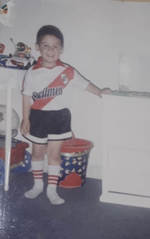 alangroberto's tweet photo. FELIZ DÍA DEL HINCHA DE RIVER —-❤️🤍❤️ https://t.co/2K5j54IHny