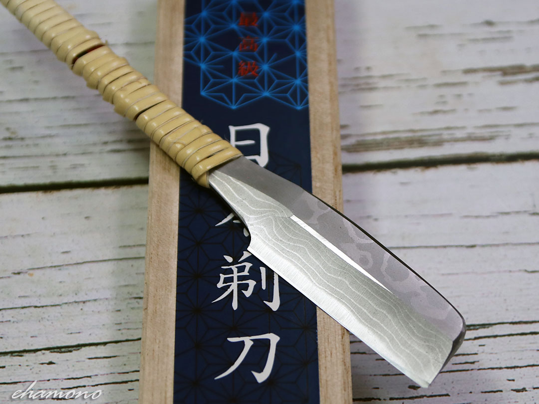 ehamono's tweet photo. 兼長作　日本剃刀（にほんかみそり）です。
播州打ち刃物の職人、水池長弥氏が鍛えた、手打ち日本剃刀の逸品。
標準品・青鋼・多層鋼と揃っています。
※水池さん引退のため、在庫限りの販売となります。
https://t.co/pqtahlC9Cv
#日本剃刀 #水池長弥
#多層鋼 https://t.co/sqiSFPOTct