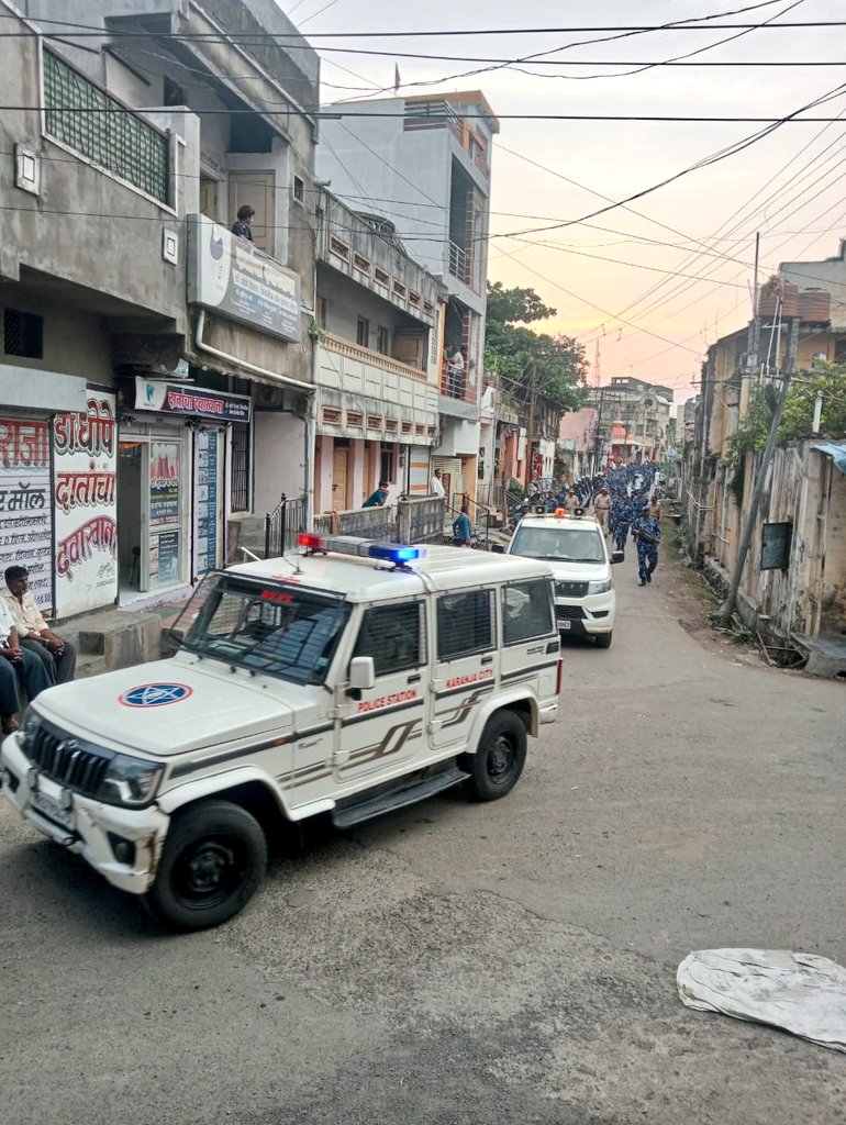 #Ganeshotsav_23 | श्री गणेश विसर्जन मिरवणूक मार्गावर <a href="/PSKaranjaCity/">Police Station Karanja City पोलीस स्टेशन कारंजा</a> पोलीस व #RAF पथक यांचे संयुक्त पथसंचलन ; नागरिकांनी शांततेत सण-उत्सव साजरे करावेत.

<a href="/IPS_Bachchan/">Bachchan Singh</a> <a href="/IGP_AmtRange/">IGP AMRAVATI RANGE</a> <a href="/DGPMaharashtra/">महाराष्ट्र पोलीस - Maharashtra Police</a> <a href="/maharashtra_hmo/">HMO Maharashtra</a> <a href="/InfoWashim/">जिल्हा माहिती कार्यालय वाशिम</a>