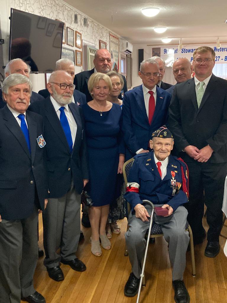 Wzruszająca uroczystość w Bostonie, gdzie miałem zaszczyt wręczyć Krzyż Kawalerski Orderu Odrodzenia Polski, przyznany przez <a href="/AndrzejDuda/">Andrzej Duda</a>, panu Tadeuszowi Gocławskiemu, bohaterowi Powstania Warszawskiego, który po IIWŚ wyemigrował do 🇺🇸, gdzie służył także w armii amerykańskiej.
