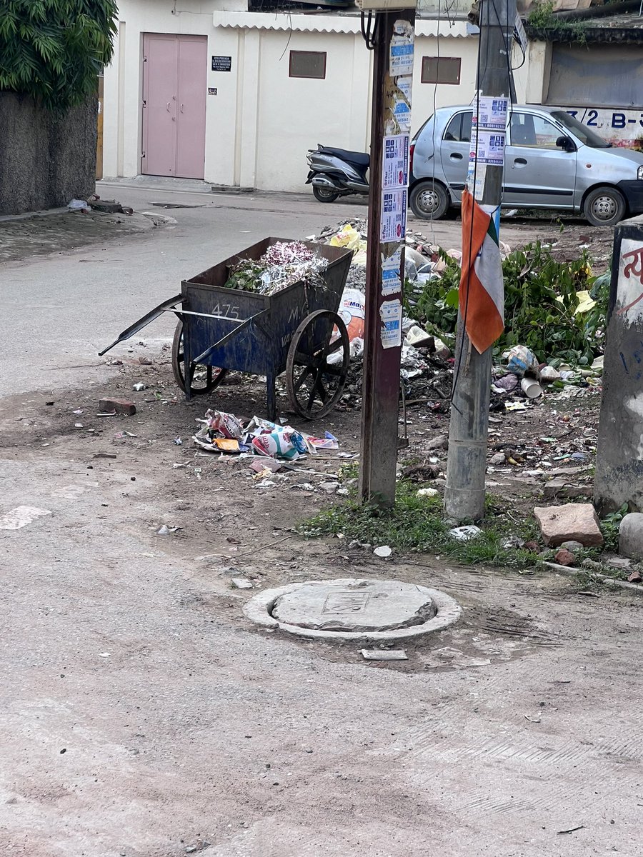 rohit0542's tweet photo. @nagarnigamvns वाराणसी सिगरा अनफ्रेंड नगर में सरेआम कचरा अफ़्रीका हुआ है और कई दिनों से रखा है पर अवार्ड लेने के लिए नगर निगम सबसे आगे हैं https://t.co/qMe8YzuAIX