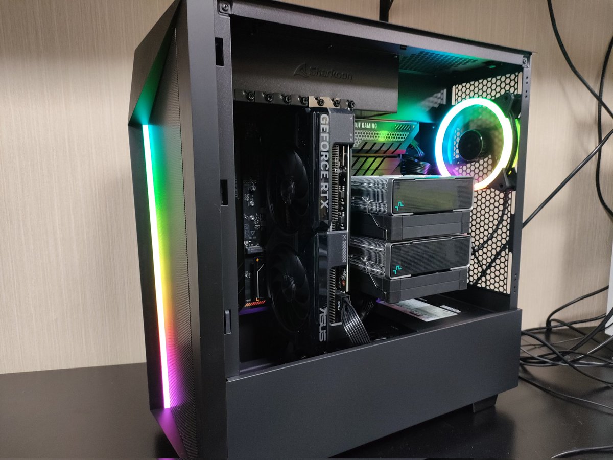 PCtake's tweet photo. SharkoonさんのSHA-REV100というケースなのですが、パッと見はなんの変哲も��いけど、よくよく見ると珍しい正面向かって右側がガラスサイドパネルなのです。
リバースモード対応のケースだとワイドが大き過ぎたり、お値段がちょっと高いって人には候補になり得る良いケースですね! https://t.co/im3khu3kPP