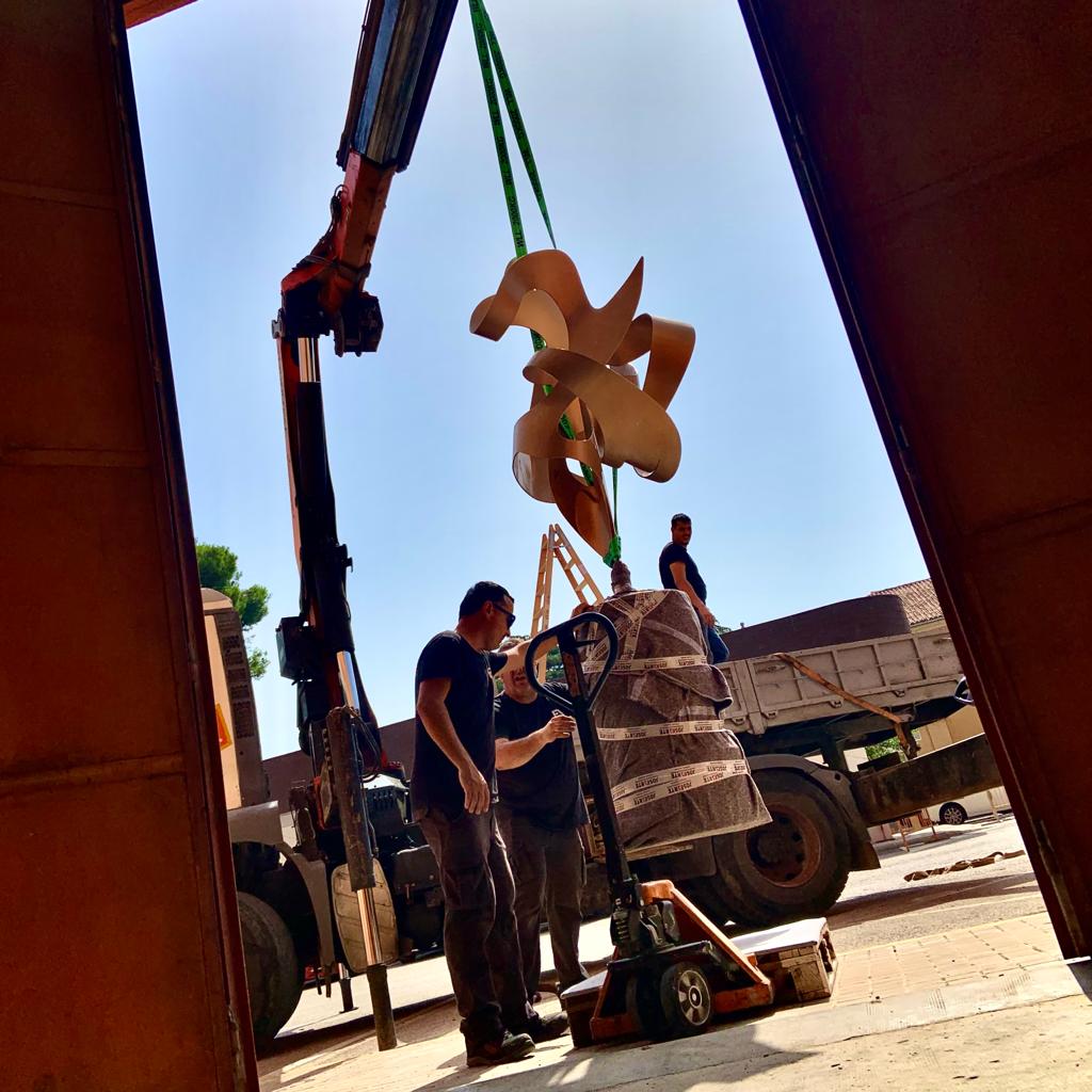 josearte_'s tweet photo. Somos especialistas en el #transportedearte, trabajos que en ocasiones requieren el movimiento de obras de gran tonelaje. Este tipo de servicios conllevan complejas maniobras que necesitan el máximo nivel de delicadeza y de una maquinaria especializada. https://t.co/0TYEN96SvM