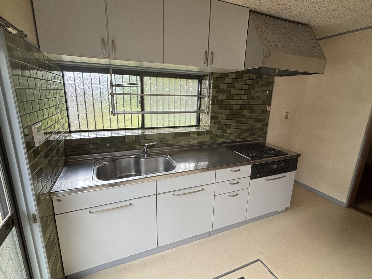 krooms21's tweet photo. こんにちは。😊
堀江町中古住宅の写真撮影に
行ってきました。
830万円でございます。

キッチン広めで日当たりも良く、
和室がいい落ち着き感でています。👀

自分好みにリノベーション、クリーニングして、等など。
現地待ち合わせも出来ます！事前にルームズの植田まで。
09095591345 https://t.co/RxIX5Vdjx9