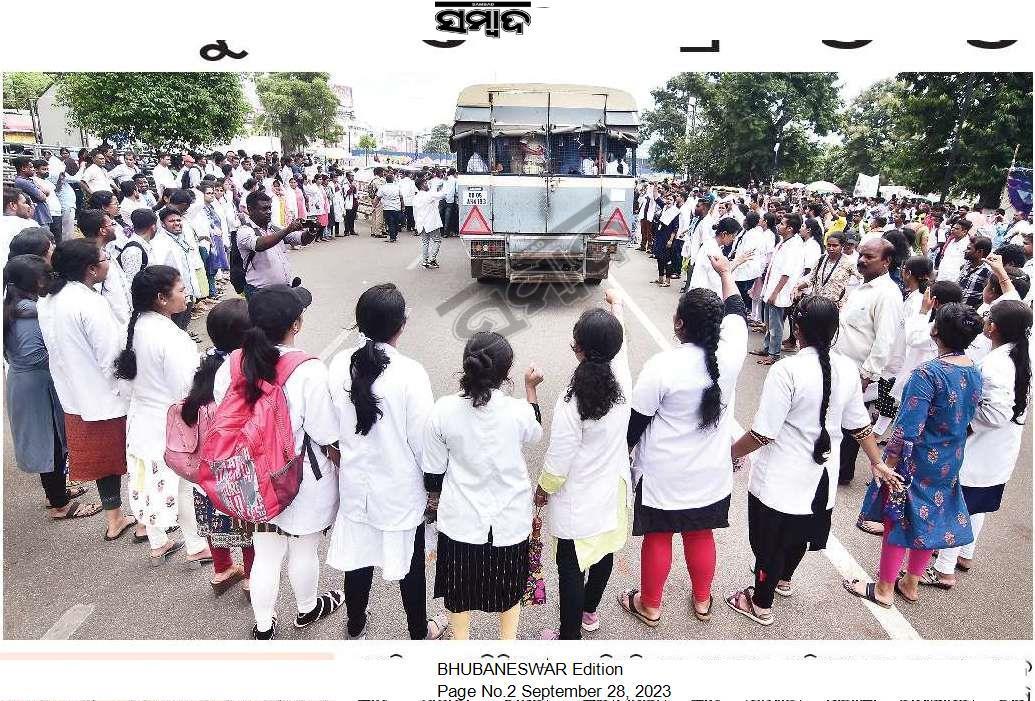 AMSA__Odisha's tweet photo. Disturbing scenes as police forcibly remove #AYUSH students from their peaceful protest. The demand for regular appointments of Ayurvedic and Homoeopathic doctors remains unanswered. Let's stand in solidarity with these students advocating for better healthcare! #JusticeForAYUSH https://t.co/zGvbfC5Xw5