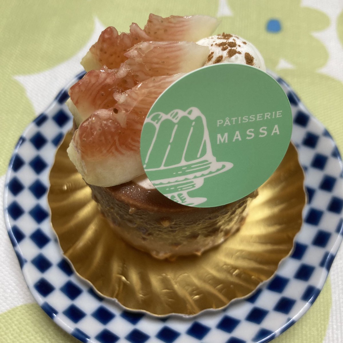 chizu034's tweet photo. 昨日食べたケーキ屋さんのケーキ🍰💓

いちじくとチョコのケーキかな？と食べ進めると、チョコは想定よりかなり薄くてパリパリ🍫
中にはシナモン風味のムースが詰まってて、中央にはワインが効いたいちじくのコンポートのサプライズ✨
土台はタルト。

工夫がすごい👀

#シェアカフェ #FCNFT https://t.co/Do0QL7LFD1