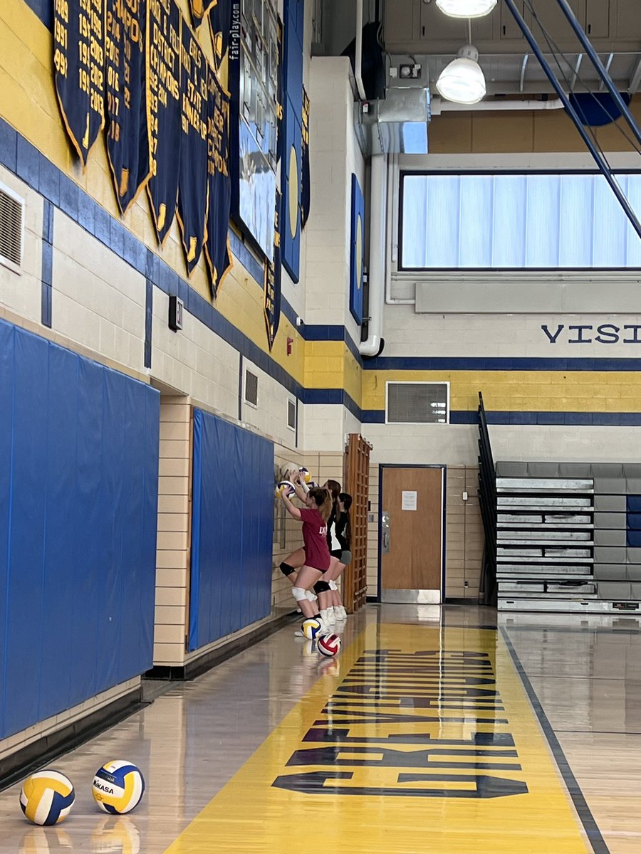 LadyHounds2022's tweet photo. A huge thank you to Pro athlete Nia Grant for taking the time with us on the court today!! Much appreciated! https://t.co/wsMP9AaPml