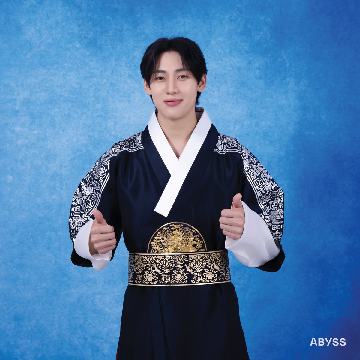 ABYSS_COMPANY's tweet photo. 🌊🌕
⠀
어비스의 웃수저 뱀뱀이 전하는 추석 인사🙇
Chuseok greeting from BamBam, the guy born to make you smile🙇
⠀
보기만 해도 기분 좋아지는 뱀이 보고👀
남은 한 해도 웃음으로 가득하세요😃
Keep your eyes on BamBam who makes you happy just by looking👀
May the rest of your year be filled with laughter😃
⠀
#어비스컴퍼니 #ABYSSCOMPANY
#어비스랑_끝내주는_추석연휴_함께하실?😏
#추석
#뱀뱀 #BamBam