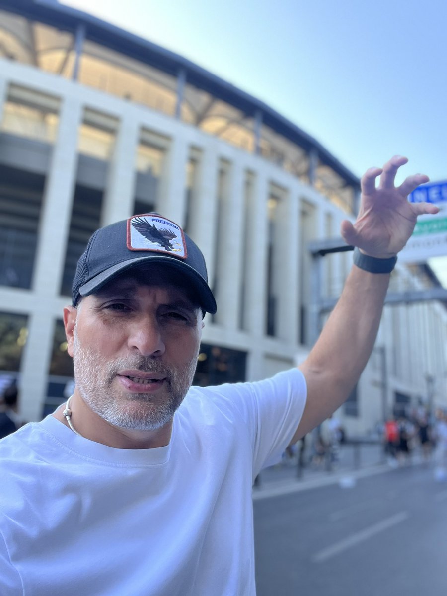 Beşiktaş şampiyon olsun,maç kazansın,kupa kaldırsın diye tutulmaz.<a href="/Besiktas/">Beşiktaş JK</a> bir değerler manzumesidir.🦅. Bir gün değil her gün Beşiktaş.