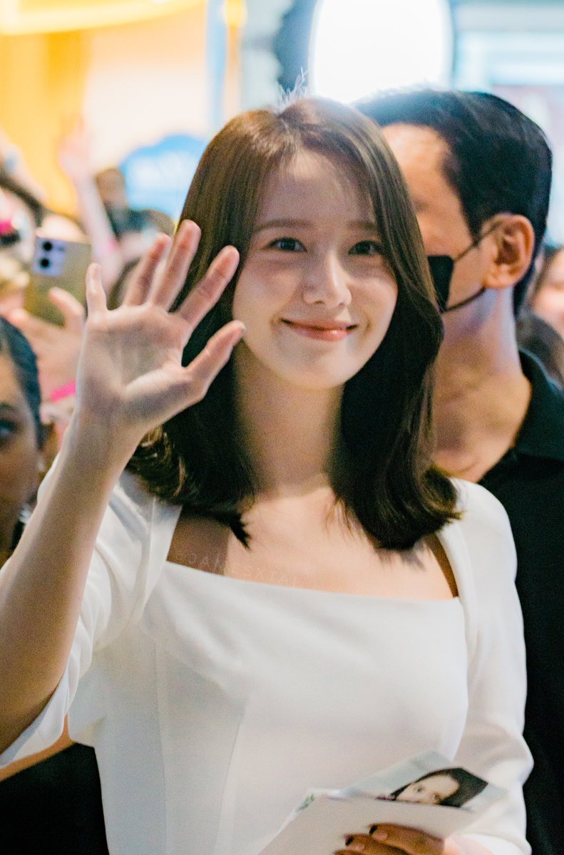 princexzoro's tweet photo. CALL ME DELULU BUT YOONA LOOKED AT ME #YoonA #YoonAinSG #YoonAxEsteeLauder #gg #LimYoonA https://t.co/0LFmYUYEDb
