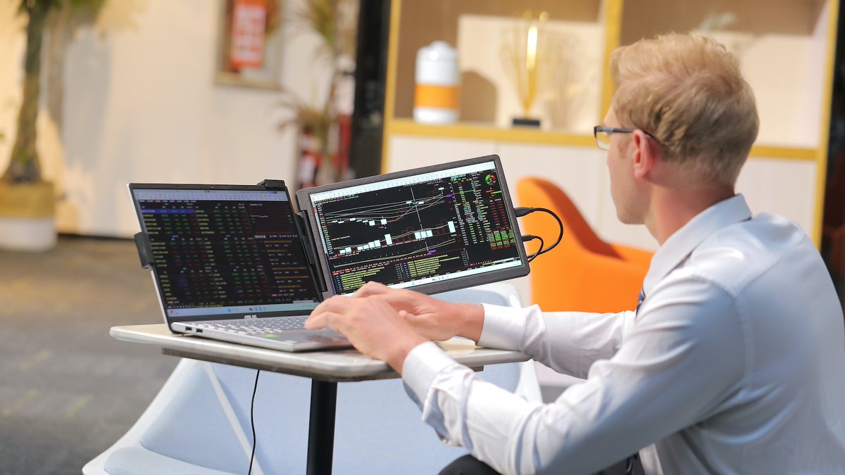 GadgetFlow's tweet image. he CrowView 14-inch Portable Ultralight Dual Monitor is a game-changer for professionals!  

Boost your efficiency and take your work to new heights with dual-screen versatility. 💻 #ProfessionalTool #CrowView

thegadgetflow.com/portfolio/crow…