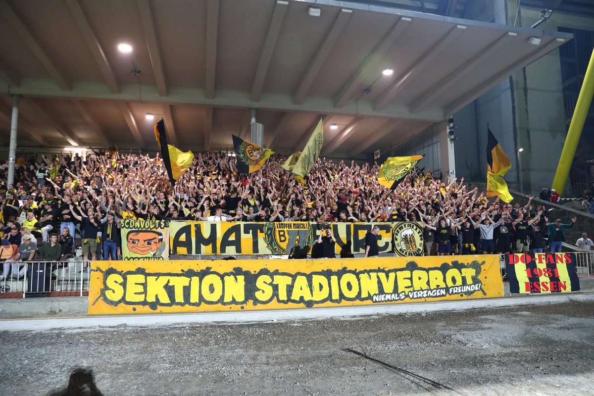 schwatzgelbde's tweet photo. Ein gelungener Fußballballabend: Unsere #Kurvenfotos vom gestrigen Heimspiel des #BVBII gegen den #MSV #Duisburg 📸. #BVB #BVBU23 #BVBMSV #BVBIIMSV #BVBU23MSV https://t.co/Q0XWh8R8hM