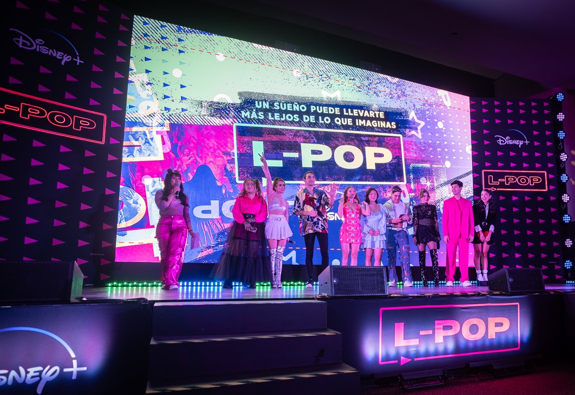SandymoonMX's tweet photo. El día de ayer se llevó a cabo el #KPOPFEST un evento donde fans del k-pop pudieron disfrutar del primer episodio de #LPOP, la nueva #serie original que estrena hoy combinando canciones originales, mucho baile y una estética inspirada en el K-pop por #DisneyPlus #sandymoon https://t.co/RxwGAq8ck3