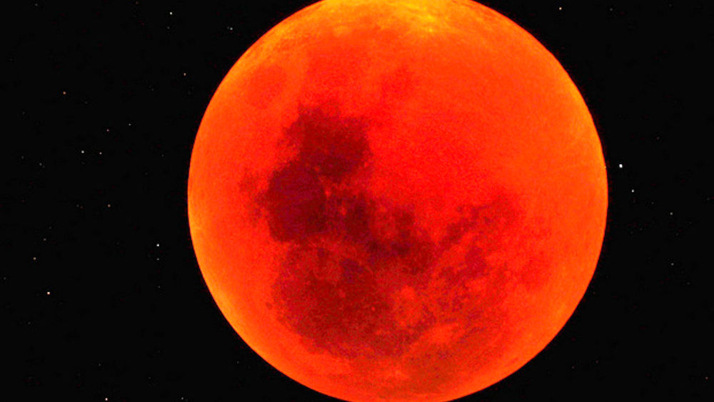 mariobianchi18's tweet photo. Il #28settembre 2015 in Europa avviene l’ultima eclissi lunare della #tetrade (serie di eclissi caratterizzata dalla luna rossa). Per coincidenza astronomica cade nel perigeo lunare, il punto più vicino alla Terra del nostro satellite, tanto che si parla di eclissi di Superluna. https://t.co/MavQKAzPM5