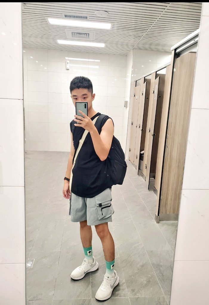 Fuhulo's tweet photo. 第一次穿無袖出門感覺好赤裸😝
又是一個隱藏版秘密廁所很適合壞壞ㄟ
要來嗎😈
#OOTD
#好想放假 
#好想瘋狂做愛 （？ https://t.co/uE1x12cyEC