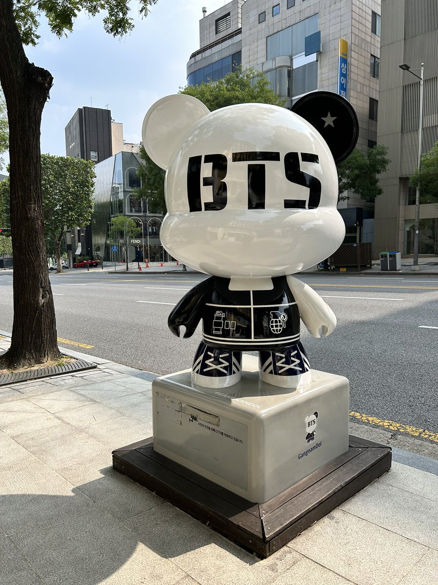 BeateKepplinger's tweet photo. Living a dream right now.. 💜
#SEOULEDITION23 #BTSArmy https://t.co/2dyoTD1G5g