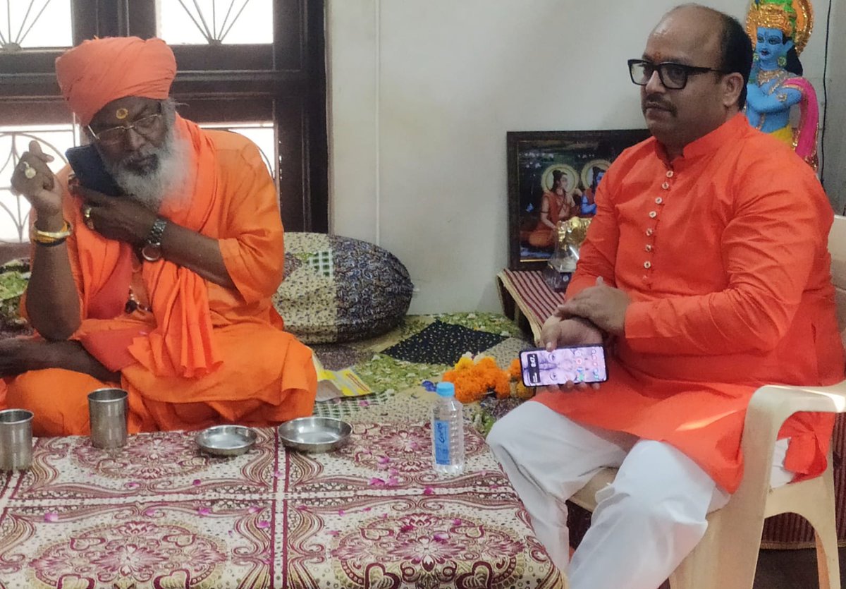 आज निवास पर पधारे माननीय वरिष्ठ सांसद आचार्य महामण्डलेश्वर डाॅ.सच्चिदानंद हरी साक्षी महाराज जी का स्वागत किया।
<a href="/SakshiMaharajMp/">Dr. Swami Sakshi Ji Maharaj</a>