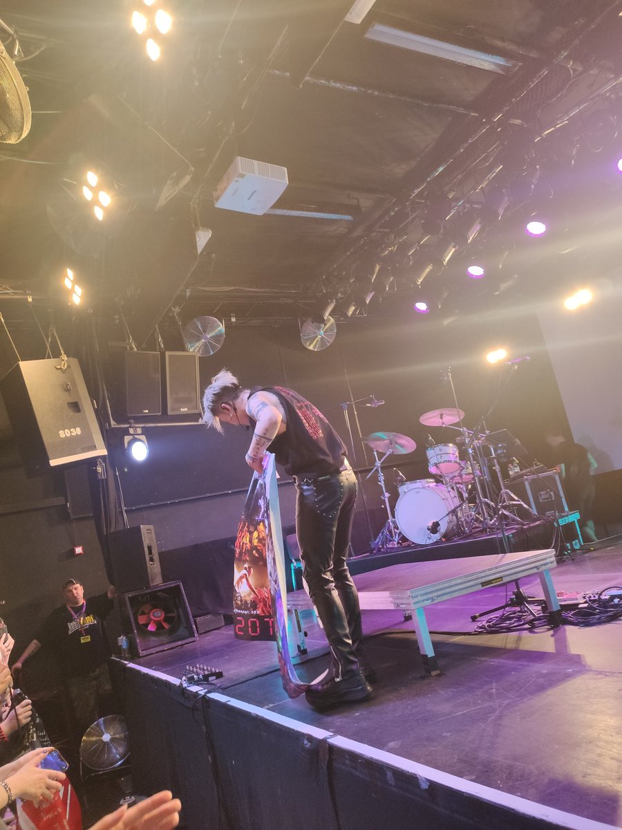 CoMiyaviWW's tweet photo. Find our special banners &amp; take pics in Paris🇫🇷 &amp; Milan🇮🇹 too ! 

+ Join digitally too our TOUR DIARY project 🥹💯 

#MIYAVIEU2023 
#MIYAVI https://t.co/VFwcj1rU5u