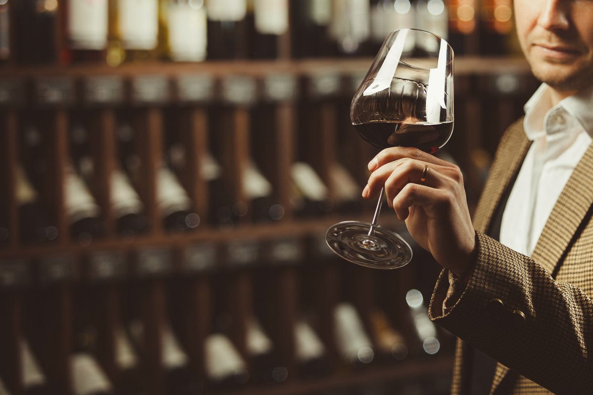 For a long time it was thought that all wines benefitted from ageing but not so today. Currently, most wine is bought for almost immediate consumption. So why then do we bother with ageing?
vinoteque.co.za/blogs/news/sip… 
#winelovers #cellaring #drinkwine #finewine