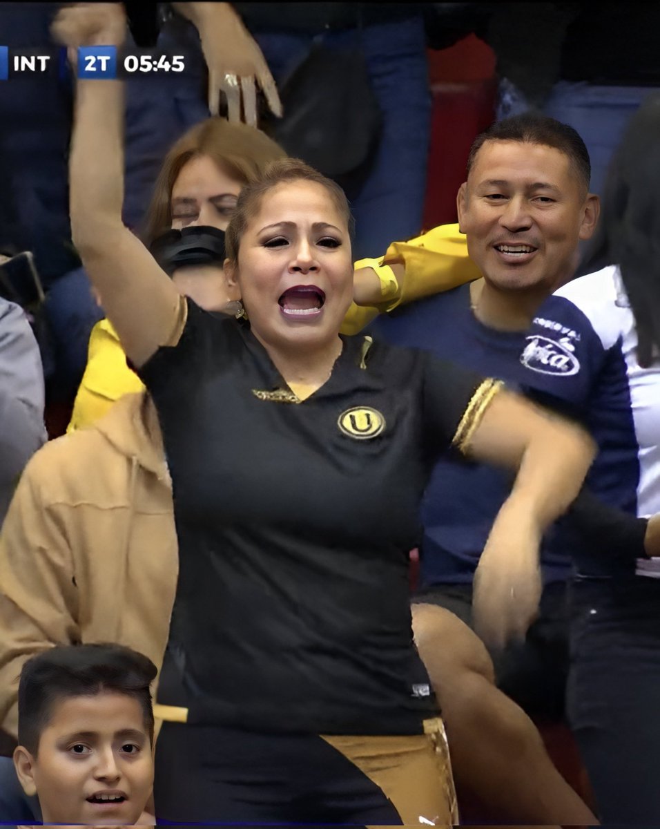 GarraU1924's tweet photo. ¡𝗟𝗔 𝗔𝗟𝗘𝗚𝗥Í𝗔 𝗙𝗨𝗘 𝗖𝗥𝗘𝗠𝗔! 🥳
La cantante de cumbia peruana, más conocida como Marisol, estuvo presente en la remontada espectacular de #Universitario (4-3) ante Los Íntimos por la fecha 4 de la #CopaLeyendas. https://t.co/SRiGdonQQR