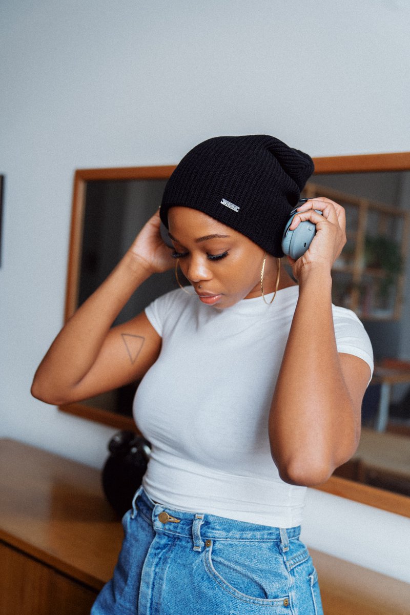 Dating_Profiles's tweet photo. Do you listen to music while scrolling your dating app? Try scrolling while listening to something that makes you happy. You'll be more open to connecting with someone https://t.co/qxCLu95Cyj