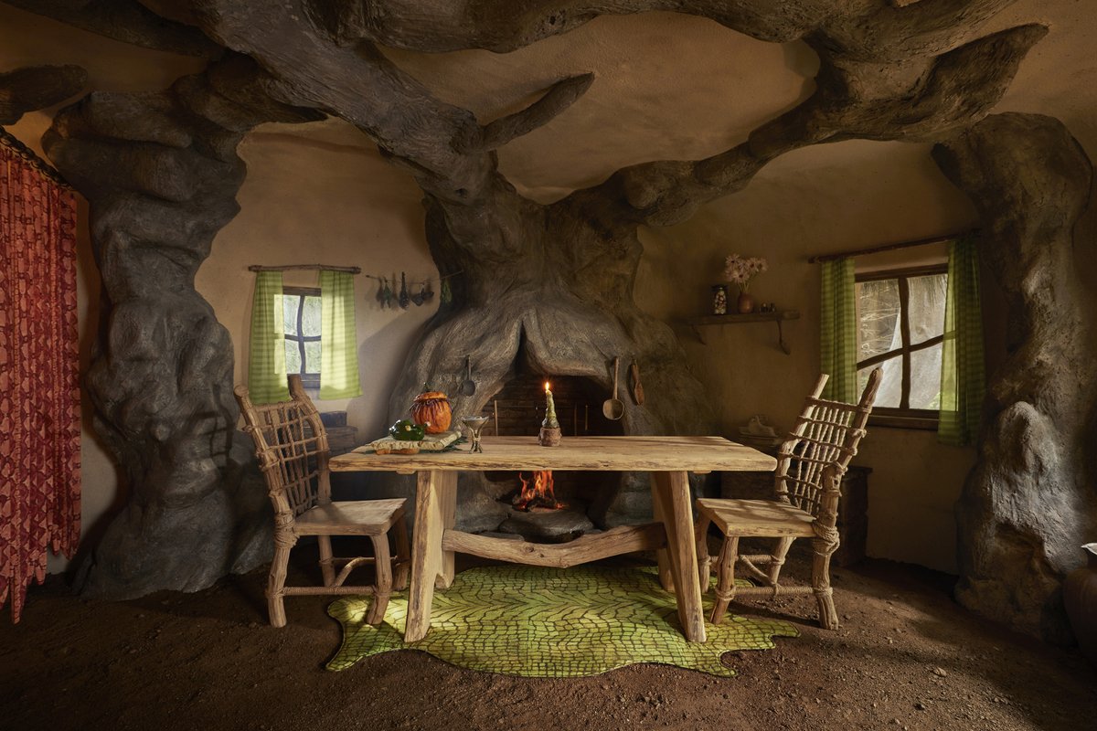 thrivepr's tweet image. This Halloween, Donkey is hosting Shrek’s Swamp for all fairytale creatures near and far, far away, only on @Airbnb. 

Situated among the rolling hills of Scotland, guests can stay up late, swap stories, and eat like an ogre – because in the morning, Donkey’s making waffles!
