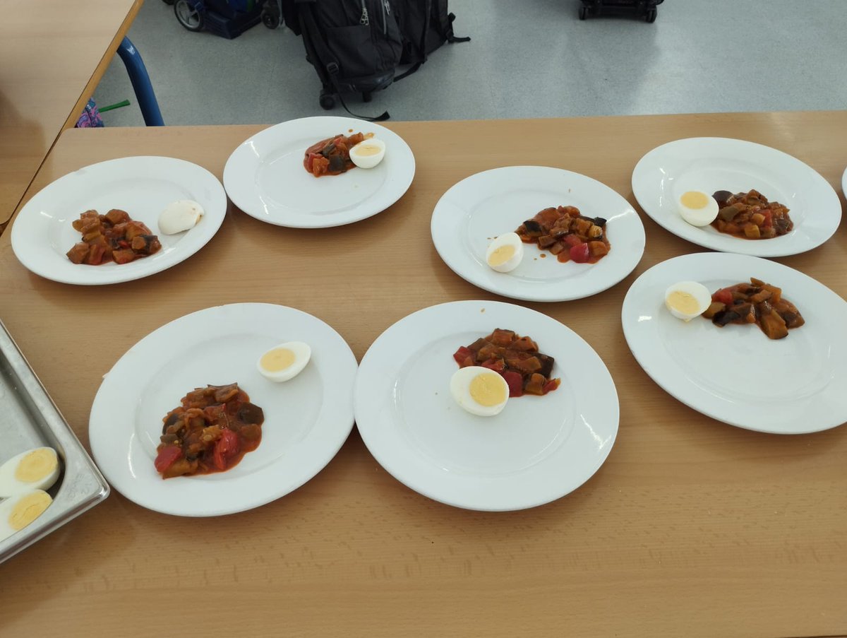 Estas son las raciones que almuerzan en el comedor escolar niñ<a href="/s/">『S』</a> de 9 a 12 años 
Mientras, el gobierno de la <a href="/AndaluciaJunta/">Junta de Andalucía</a> aumenta el precio del comedor por tercer año consecutivo
<a href="/EducaAnd/">Consejería Desarrollo Educativo y FP</a>
<a href="/Codapa_And/">CODAPA</a>