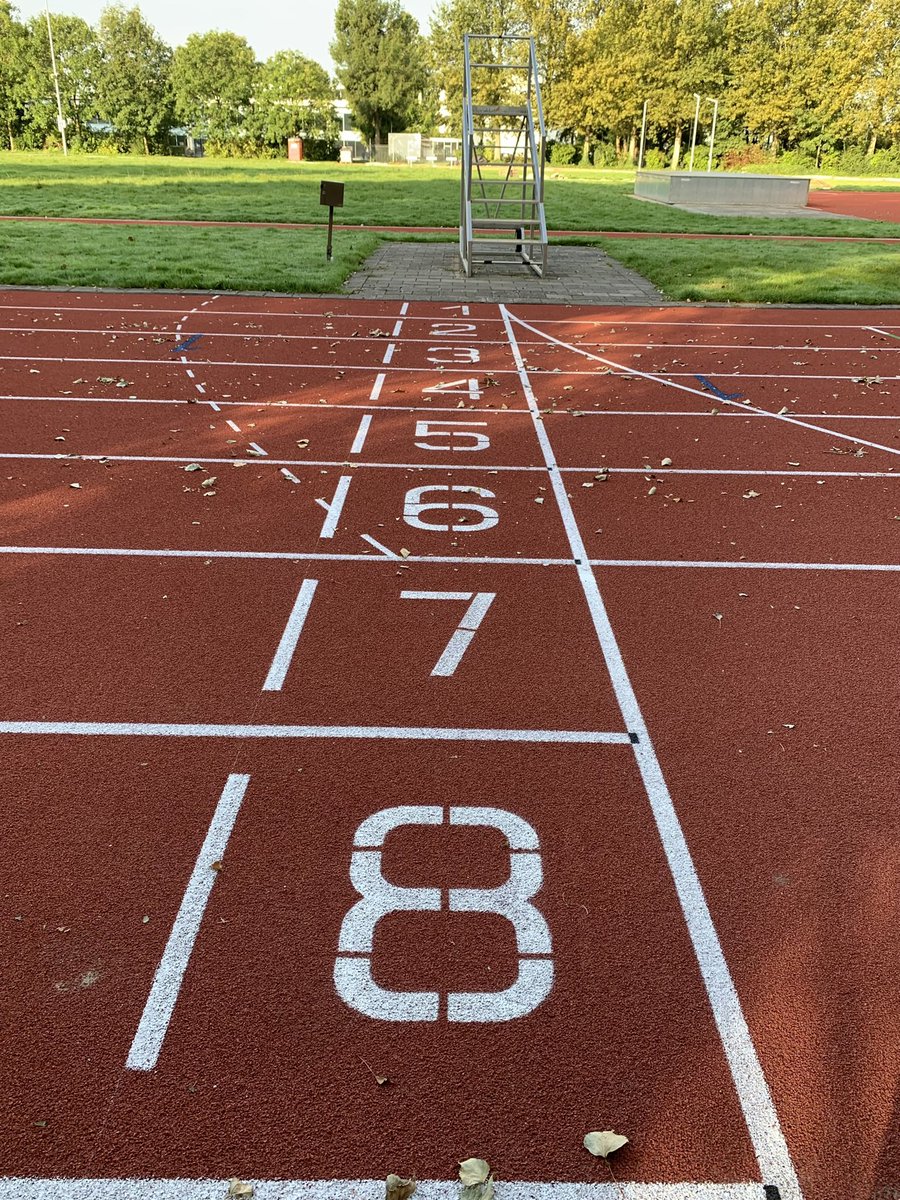 Ook de clubkampioenschappen kunnen doorgaan.
Dringend verzoek is om voorlopig niet de pas ingezaaide grasstroken te betreden. Inlopen kan dus buiten het hek of op de baan. (2/2)