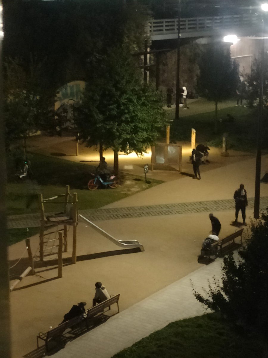 CommerceUrbain's tweet photo. @nicolas_nordman @Anne_Hidalgo @egregoire @FrancoisDagnaud @Paris19e @adjiahoudian @YMerzi @XavierGolczyk Régulière ? Plutôt le jeu du chat 🐱 et de la souris 🐭... Ce matin le parc de la rue Césaria Évora à Rosa Parks où jouent nos enfants est à nouveau occupé par les tox... 4 policiers passent pour les repousser, 10 min plus tard ils sont de retour ! #inaction On se moque de nous! https://t.co/F7JYTgsDVL